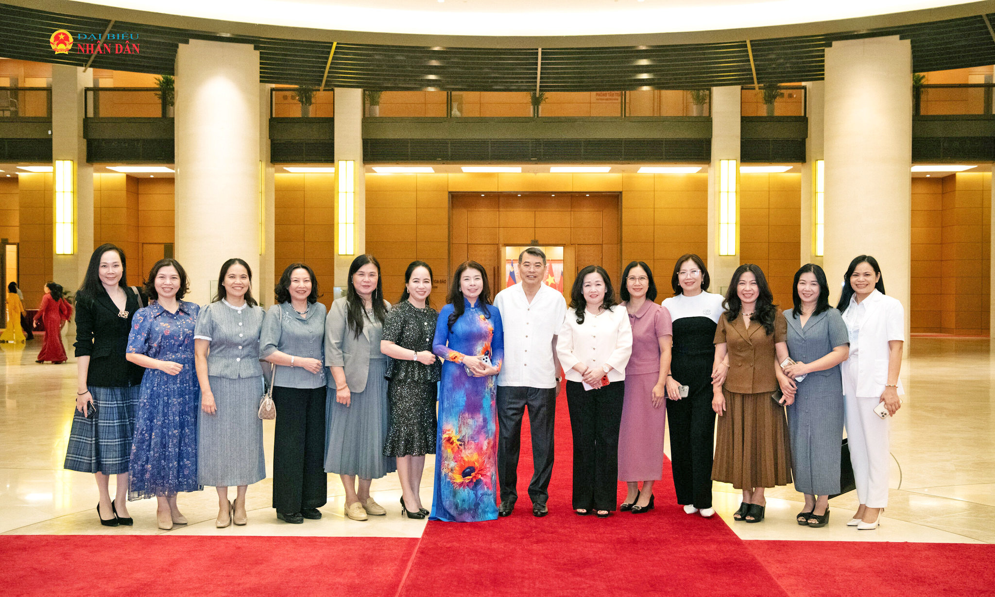 Thủ tướng Lê Minh Hưng và Chủ tịch Quốc hội Trần Thanh Mẫn gặp mặt nữ đại biểu Quốc hội