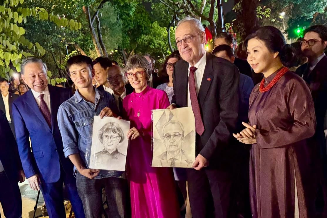 Tổng thống Thụy Sĩ Thụy Sĩ Guy Parmelin và Phu nhân Caroline Parmelin chia sẻ ”tác phẩm” chân dung được phác họa ở Hồ Hoàn Kiếm, cùng với Tổng Bí thư, Chủ tịch nước Tô Lâm và Phu nhân Ngô Phương Ly