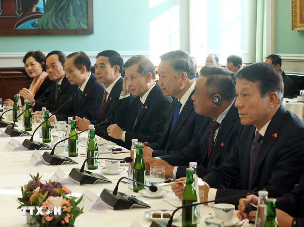 Tổng Bí thư, Chủ tịch nước Tô Lâm và thành viên đoàn cấp cao Việt Nam tại cuộc hội kiến Chủ tịch Quốc hội Đan Mạch Henrik Frandsen