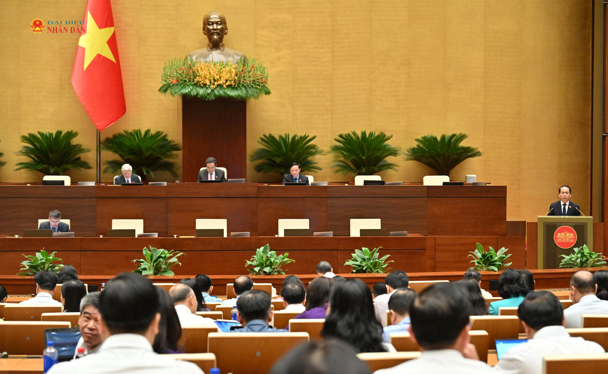 Bộ trưởng Bộ Tư pháp Hoàng Thanh Tùng trình bày tờ trình về dự án Luật Đấu giá tài sản (sửa đổi). Ảnh: Phạm Thắng