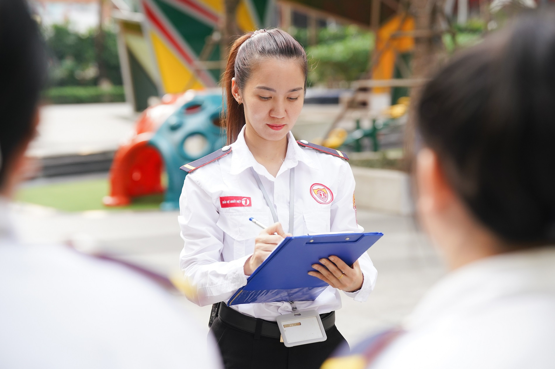 Khi trở thành ca trưởng rồi chỉ huy trưởng trong đội ngũ an ninh tòa nhà, Kim Oanh chuyển từ thực hiện nhiệm vụ sang tổ chức, hướng dẫn và phối hợp. Sự tin tưởng của đồng nghiệp không chỉ đến từ chức danh, mà còn được xây dựng qua năng lực xử lý công việc và tinh thần trách nhiệm.