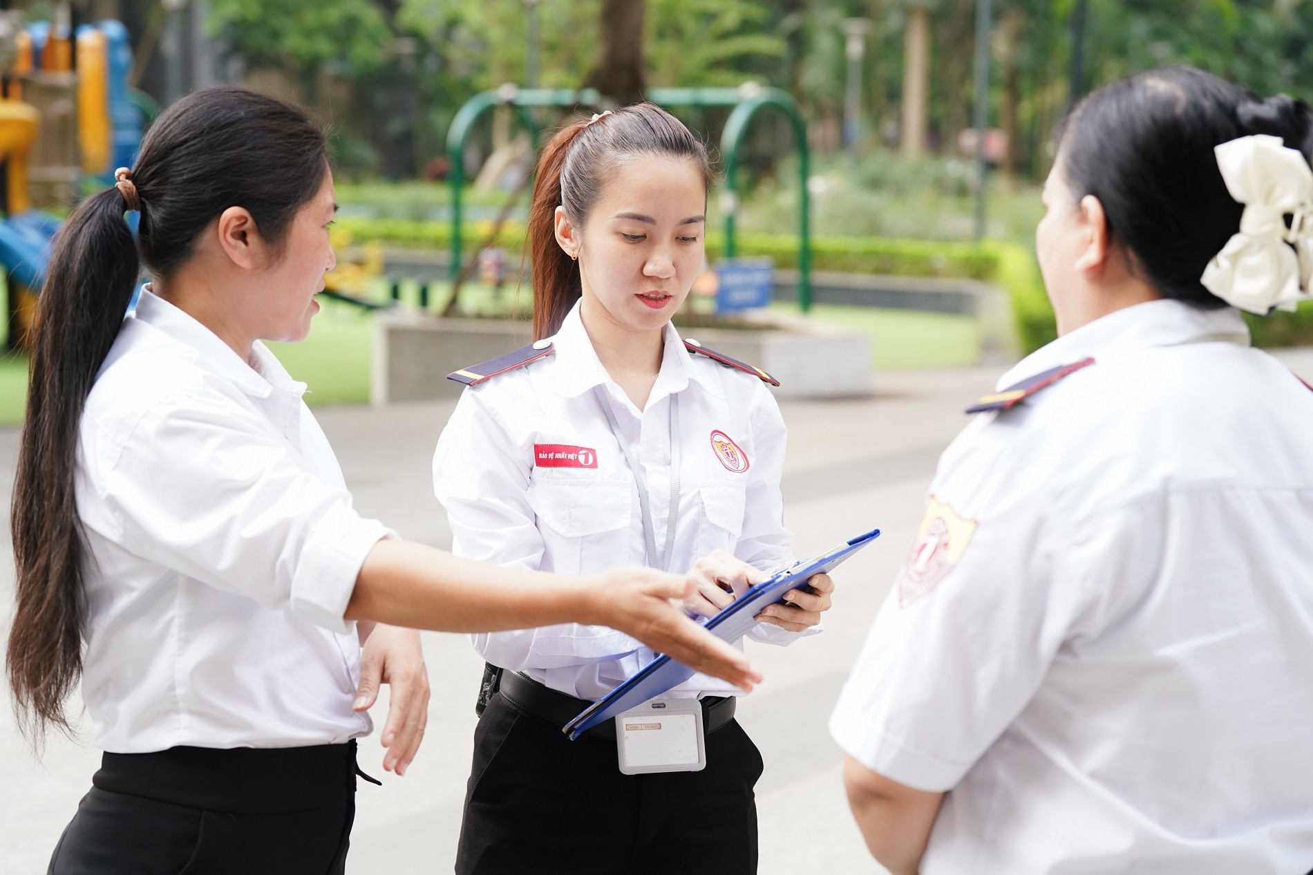 Gắn bó với Nhất Việt từ năm 2019, chị Hoàng Thị Huế đã đi qua nhiều vị trí, từ nhân viên an ninh, ca trưởng, chỉ huy trưởng đến giám sát trong bộ phận quản lý tòa nhà. Mỗi chặng đường đều mang đến cho chị cơ hội học hỏi, tham gia đào tạo nghiệp vụ và tích lũy kinh nghiệm để trưởng thành hơn trong…