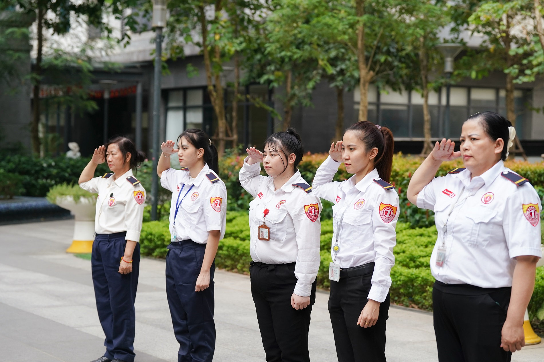 Dù hiện vẫn chiếm tỷ lệ khiêm tốn trong đội ngũ Nhất Việt, những nữ nhân viên an ninh đang từng bước khẳng định vai trò của mình qua công việc hàng ngày. Từ cơ hội bắt đầu, quá trình học hỏi đến những bước tiến trong nghề, mỗi hành trình đều được bồi đắp bằng sự kiên trì, tinh thần trách nhiệm và…
