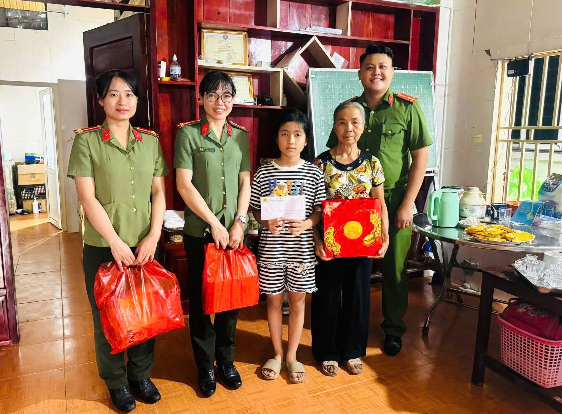 Trở thành những người ”cha, mẹ nuôi” đó là niềm vinh dự của các chiến sĩ công an.