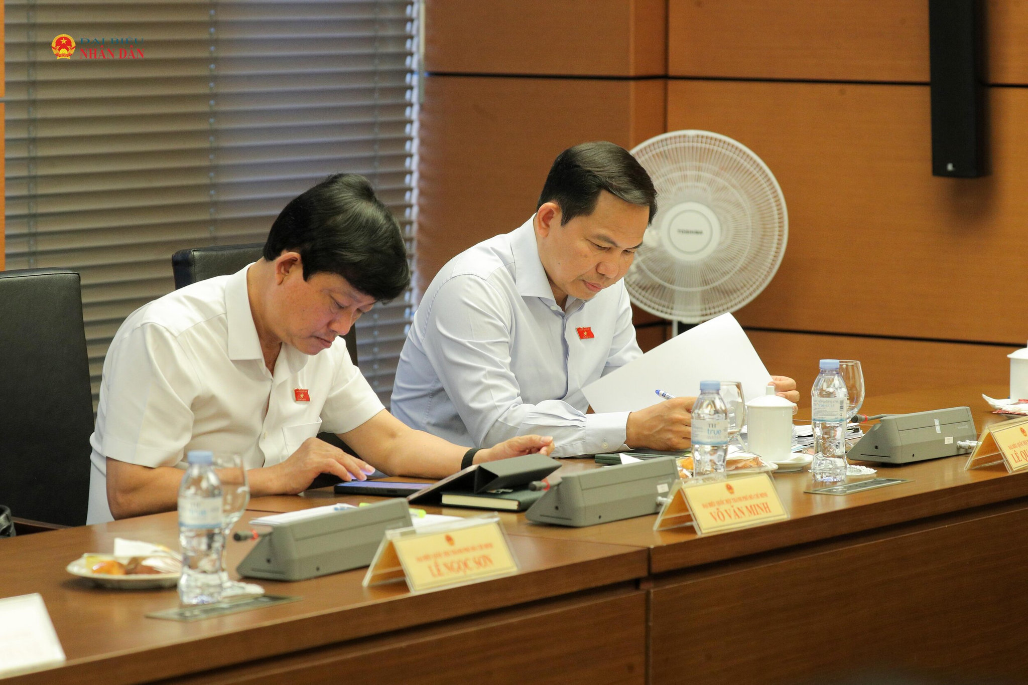Các đại biểu tại Tổ 2 (TP. Hồ Chí Minh) 1. Ảnh Hồ Long