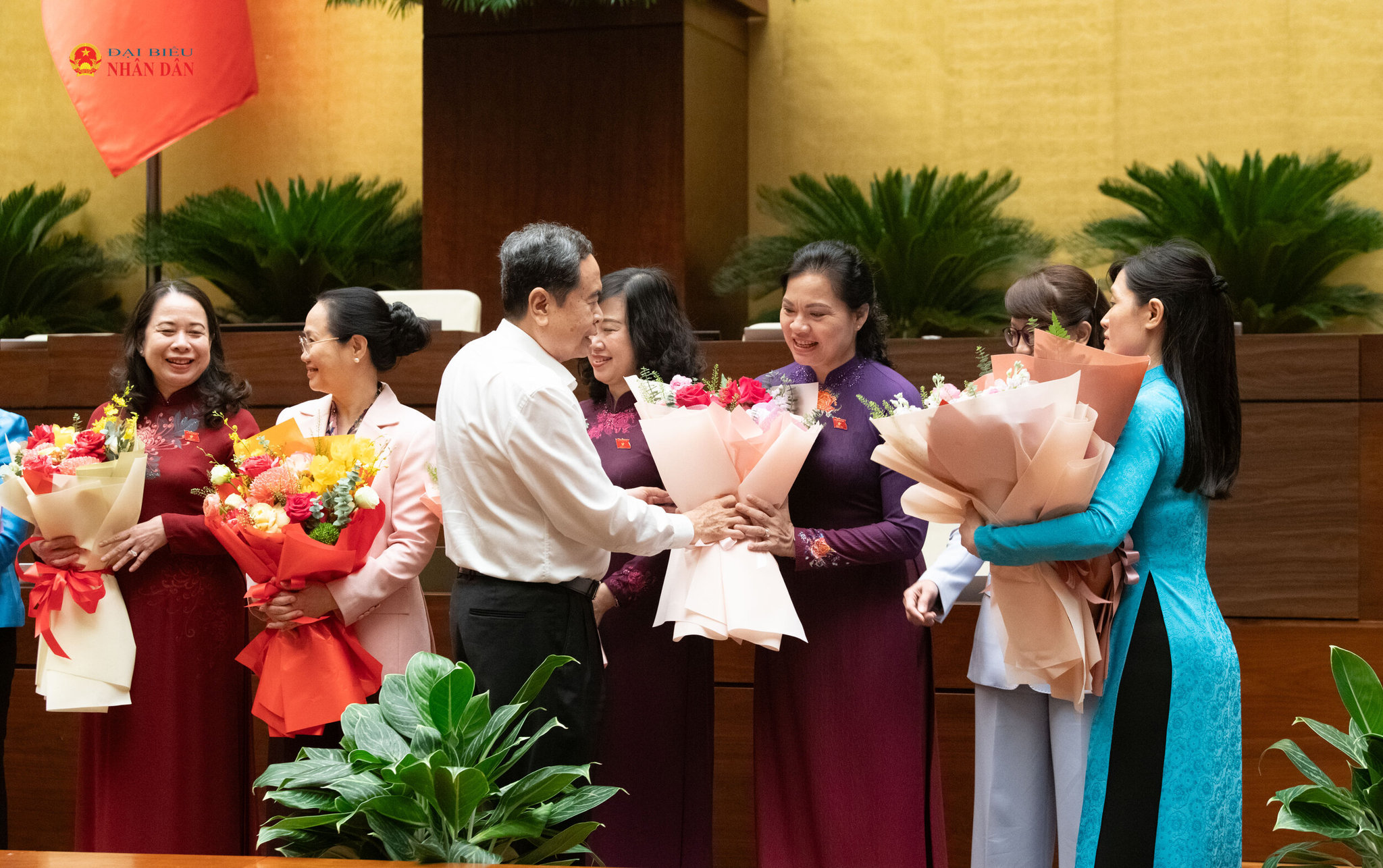 Chủ tịch Quốc hội Trần Thanh Mẫn tặng hoa chúc mừng các nữ ĐBQH