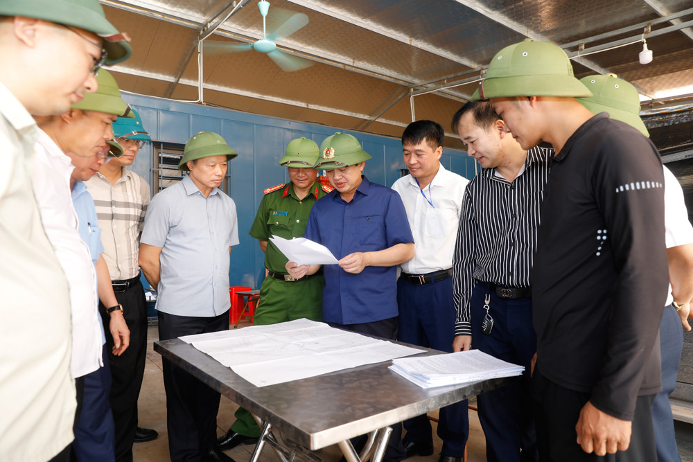 Chủ tịch UBND thành phố Bắc Ninh Phạm Hoàng Sơn trực tiếp kiểm tra mỏ khai thác của Công ty trách nhiệm hữu hạn Trung Anh VINA khu vực Đồi Cộng, tổ dân phố Đồn Cầu Bằng, phường Kép