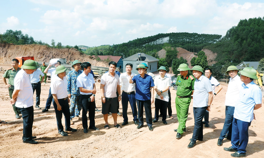Đoàn công tác kiểm tra hoạt động khai thác đất san lấp của Công ty trách nhiệm hữu hạn Thương mại dịch vụ và Xây dựng Dũng Bích tại khu II, tổ dân phố Khuôn Giàn, phường Kép