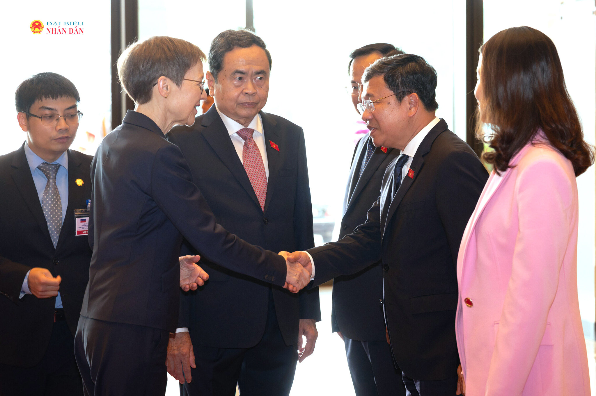 Chủ tịch Quốc hội Trần Thanh Mẫn giới thiệu với Thủ tướng Công quốc Liechtenstein Brigitte Haas về thành viên đoàn đại biểu Việt Nam