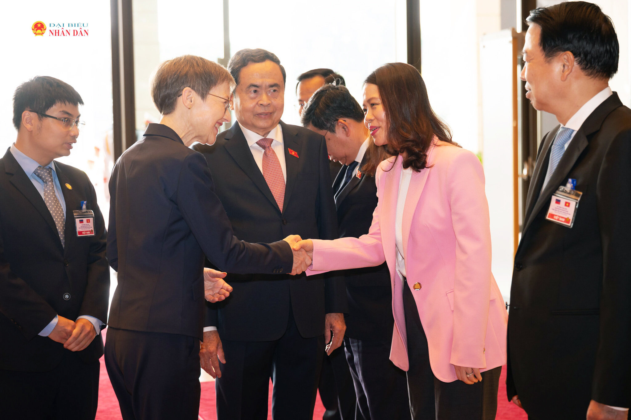 Chủ tịch Quốc hội Trần Thanh Mẫn giới thiệu với Thủ tướng Công quốc Liechtenstein Brigitte Haas về thành viên đoàn đại biểu Việt Nam