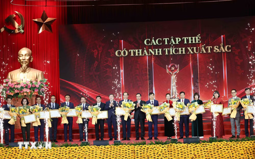 Ban Tổ chức trao giải Các tác tập thể có thành tích xuất sắc