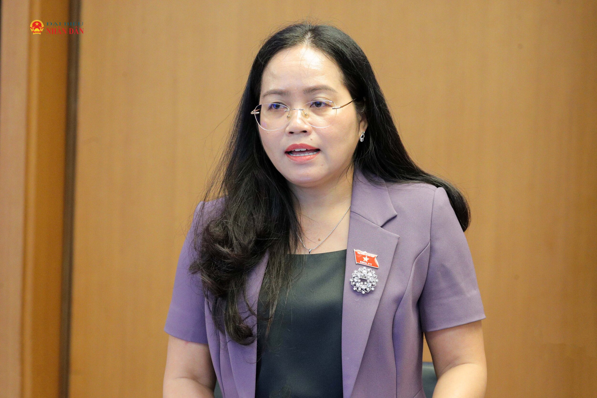 ĐBQH Hồ Thị Kim Ngân (Thái Nguyên) phát biểu. Ảnh Hồ Long