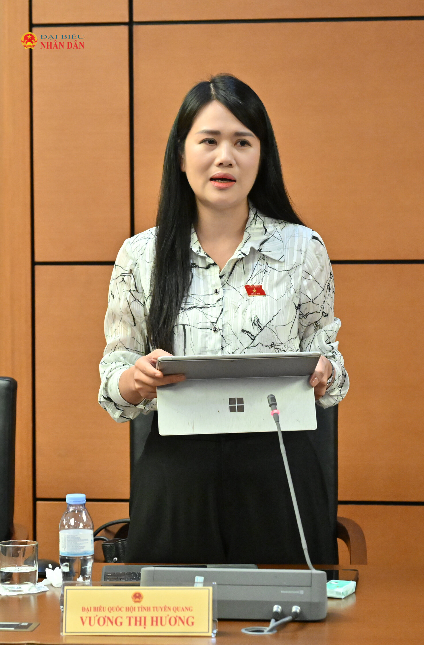 ĐBQH Vương Thị Hương (Tuyên Quang) phát biểu.