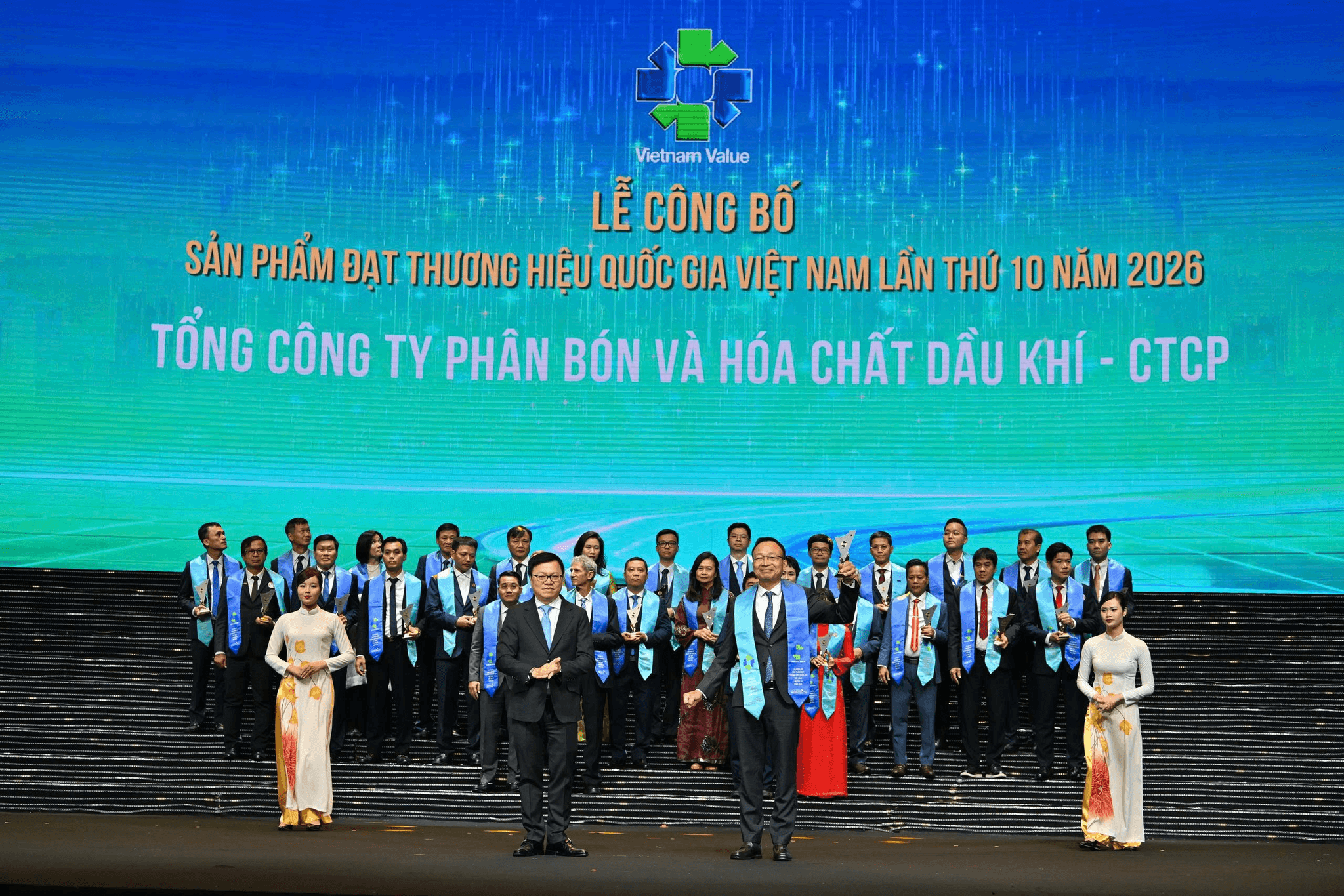 Tổng giám đốc Phan Công Thành đại diện PVFCCo - Phú Mỹ nhận vinh danh tại Lễ công bố