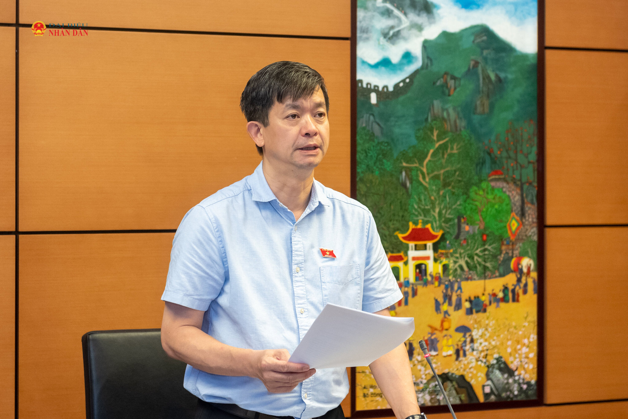 Trưởng Đoàn đại biểu Quốc hội tỉnh An Giang Lê Quang Tùng điều hành phiên thảo luận tổ. Ảnh: Mạnh Hưng