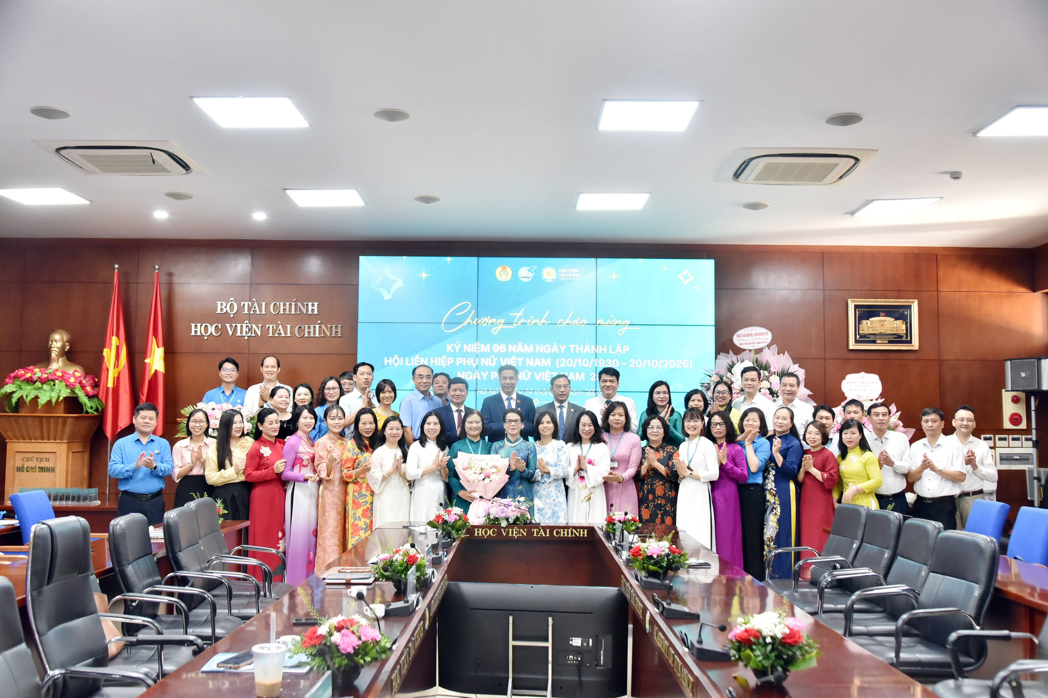 Các đại biểu chụp ảnh lưu niệm tại Hội thảo ”Vai trò của nữ giới trong phát triển nền kinh tế bạc”