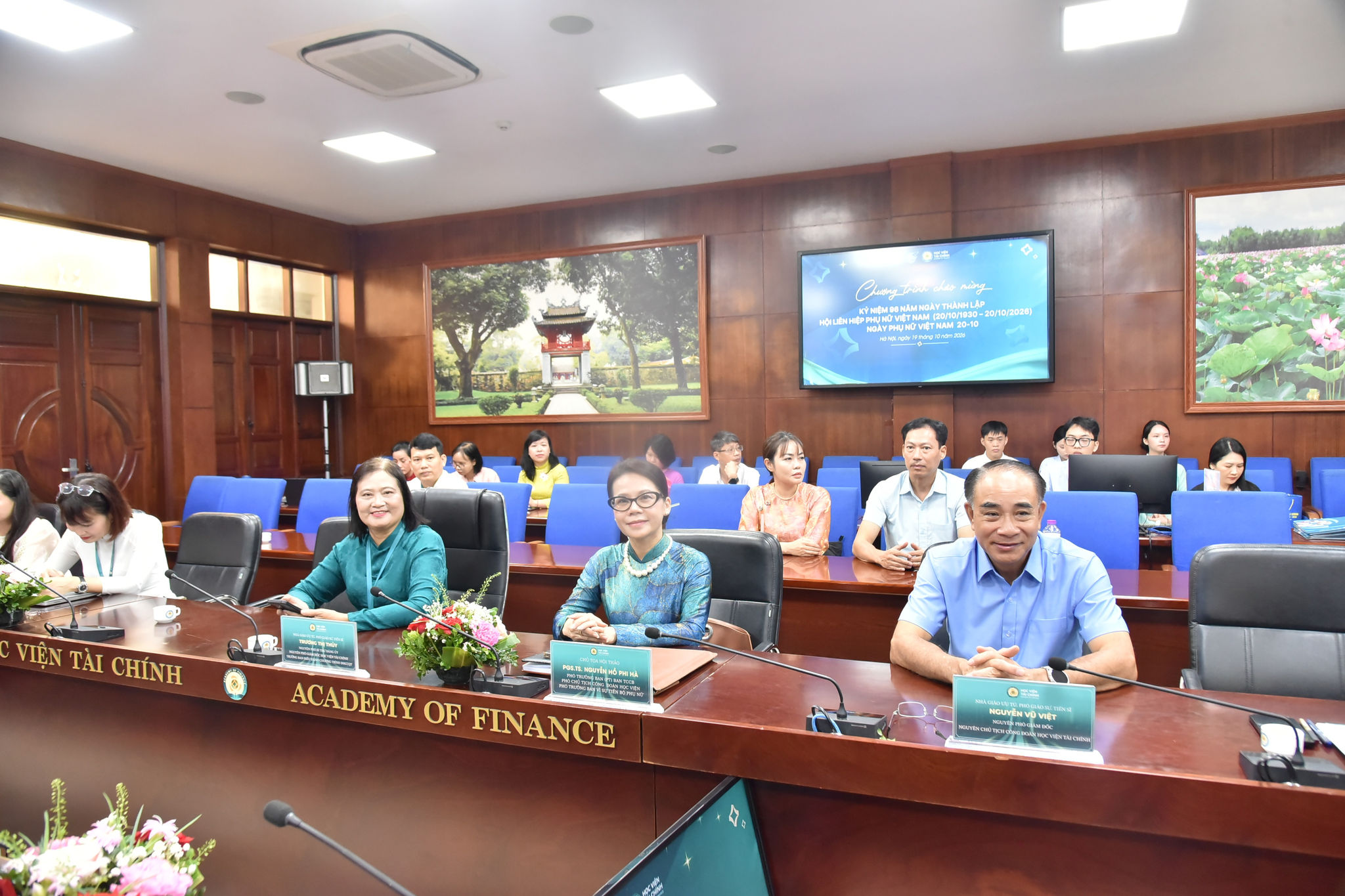Các đại biểu tham dự Hội thảo ”Vai trò của nữ giới trong phát triển nền kinh tế bạc”