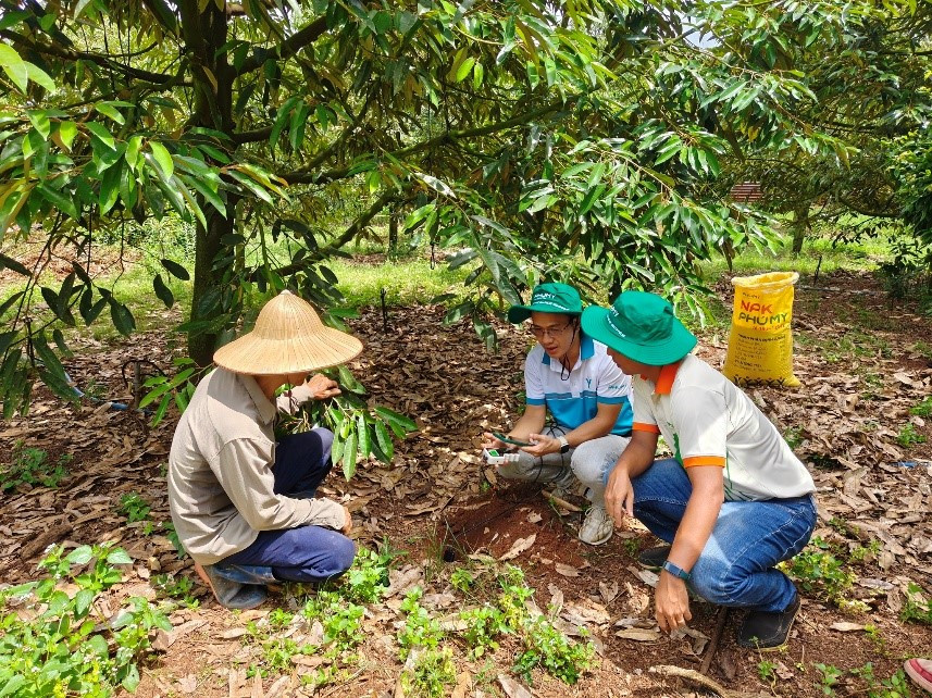 Cán bộ Phú Mỹ hướng dẫn bà con sử dụng thiết bị đo và phân tích đất