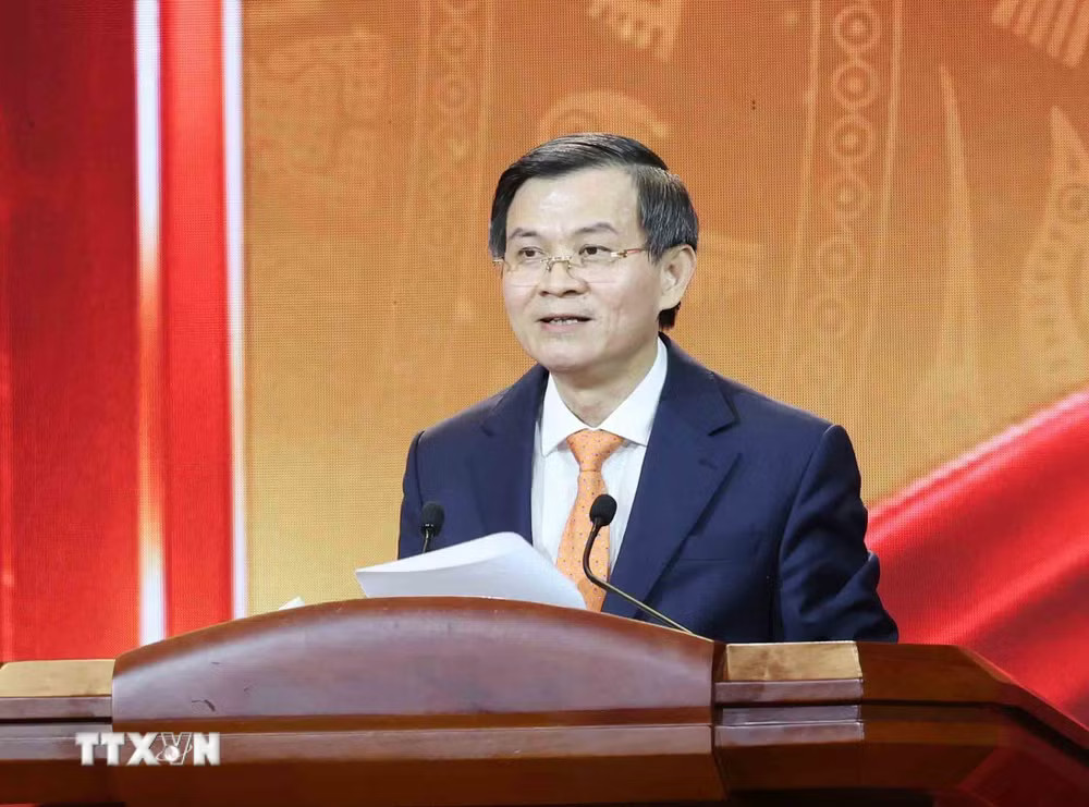 Ủy viên Bộ Chính trị, Giám đốc Học viện Chính trị quốc gia Hồ Chí Minh Đoàn Minh Huấn phát biểu tại Lễ trao giải Cuộc thi chính luận về bảo vệ nền tảng tư tưởng của Đảng lần thứ 6