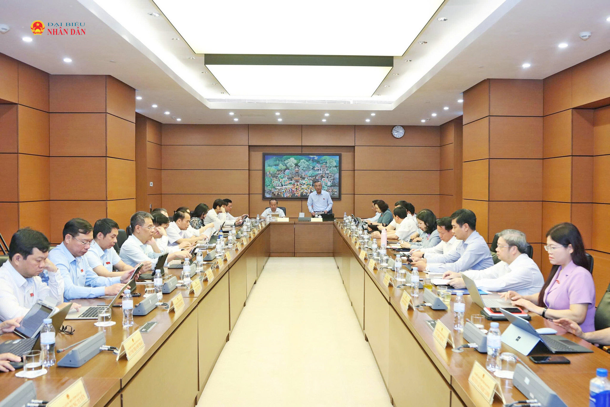 Toàn cảnh phiên thảo luận tại Tổ 13