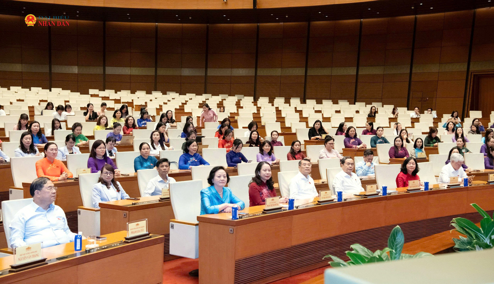 Thủ tướng Lê Minh Hưng và Chủ tịch Quốc hội Trần Thanh Mẫn gặp mặt nữ đại biểu Quốc hội