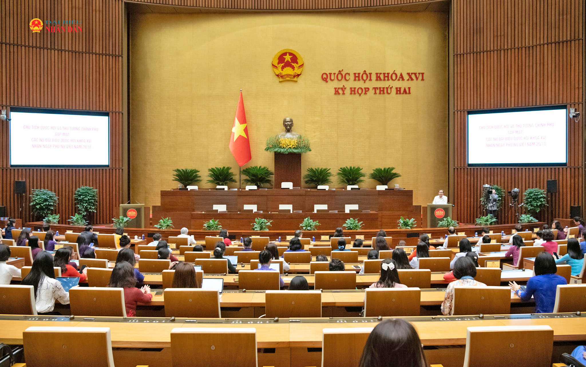Thủ tướng Lê Minh Hưng và Chủ tịch Quốc hội Trần Thanh Mẫn gặp mặt nữ đại biểu Quốc hội