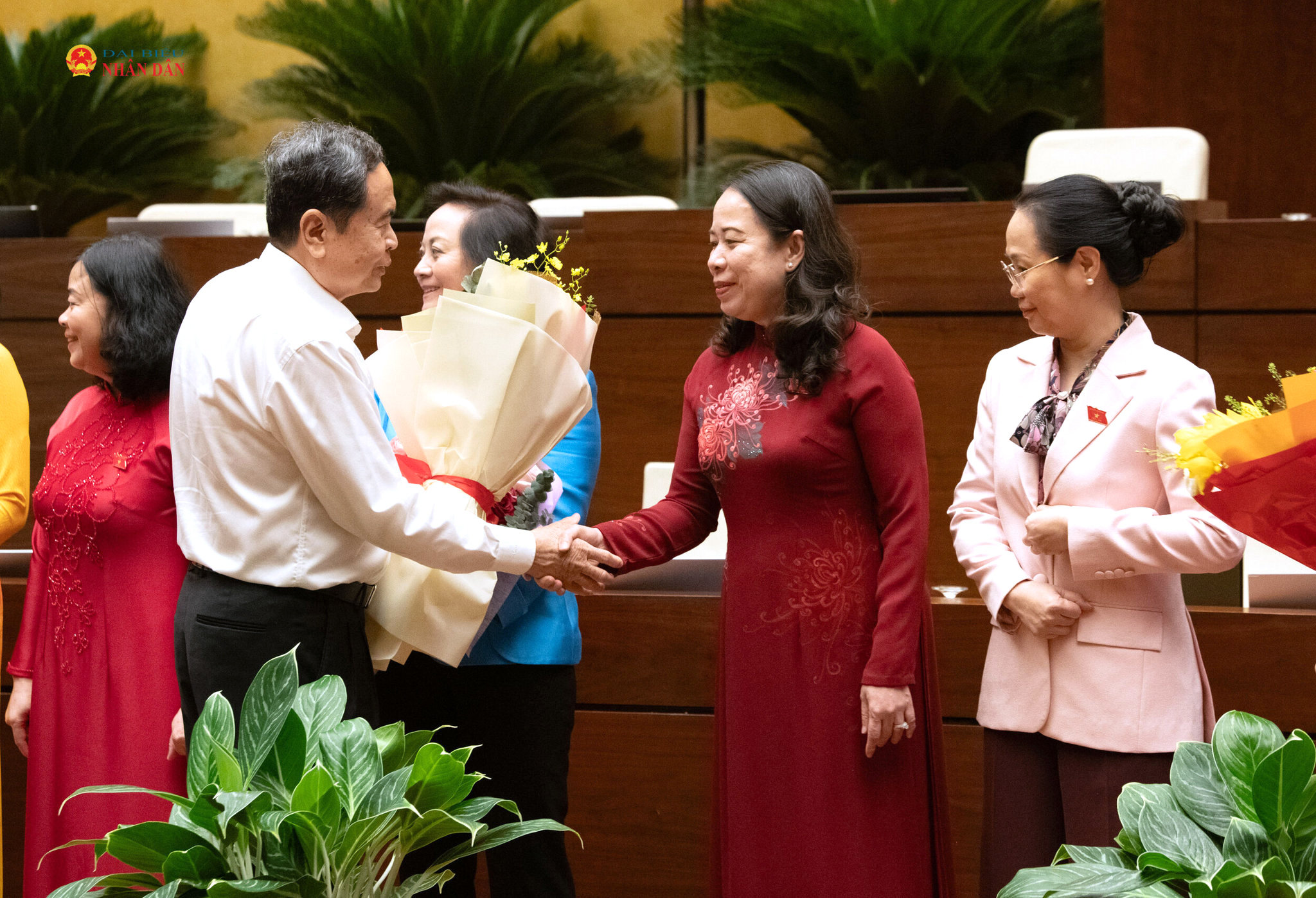 Thủ tướng Lê Minh Hưng và Chủ tịch Quốc hội Trần Thanh Mẫn gặp mặt nữ đại biểu Quốc hội