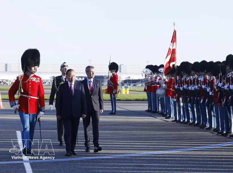 General Secretary of the Communist Party of Vietnam (CPV) Central Committee and President To Lam and Danish King Frederik X review the guard of honour. (Photo: VNA)