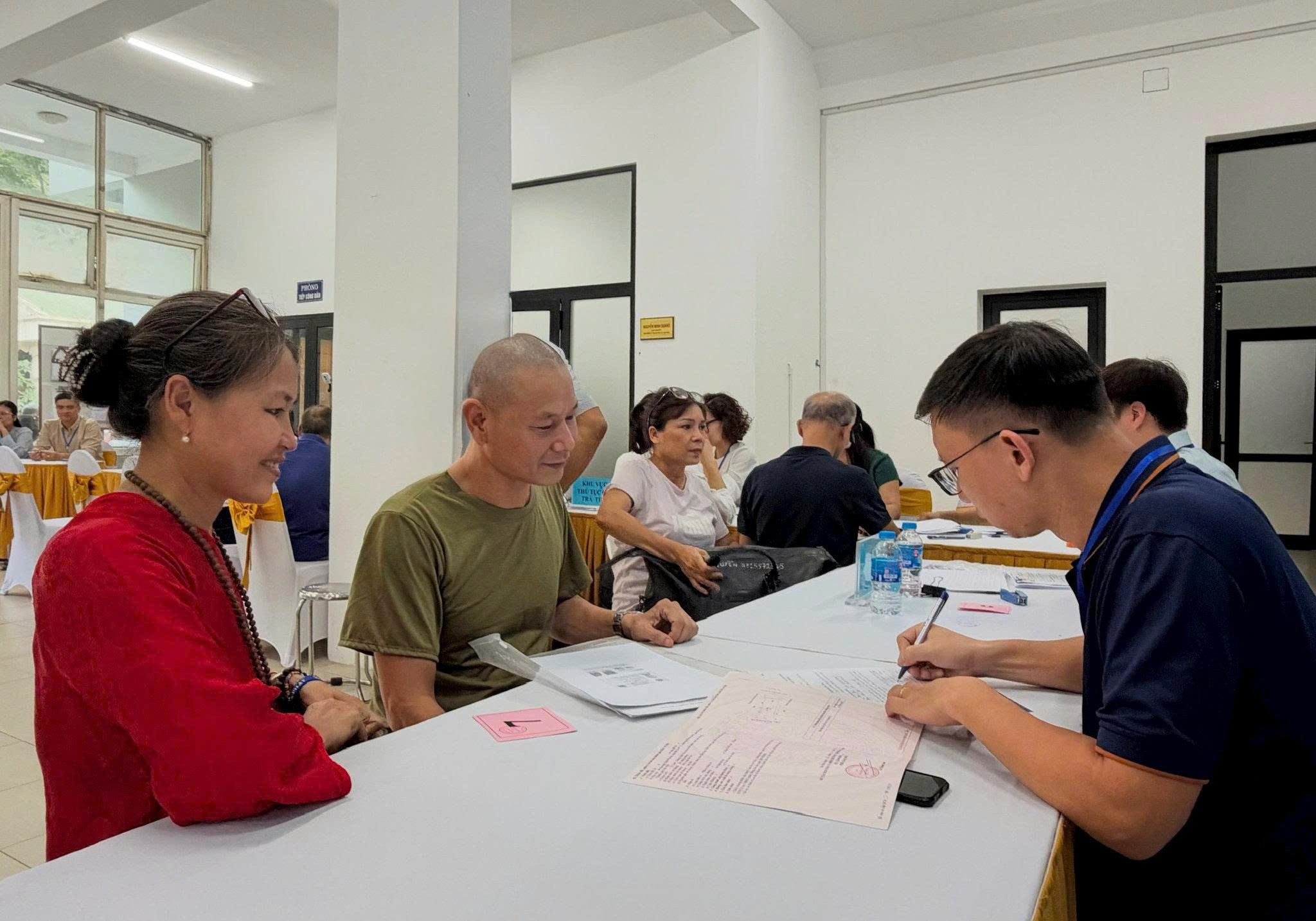 Lực lượng chức năng phường Kim Liên hỗ trợ người dân làm thủ tục nhận chi trả tiền giải phóng mặt bằng