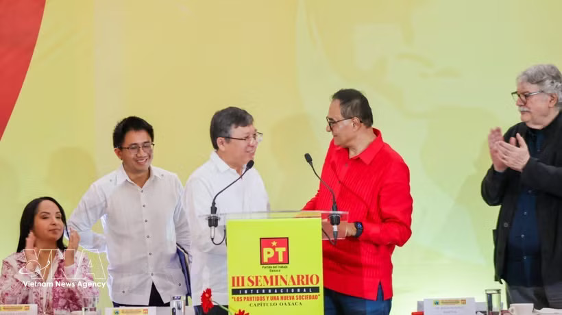 Benjamín Robles Montoya, Politburo member of the Labour Party (PT) and the party’s coordinator in Oaxaca state, congratulates Ambassador Nguyen Van Hai on his speech. (Photo: VNA)