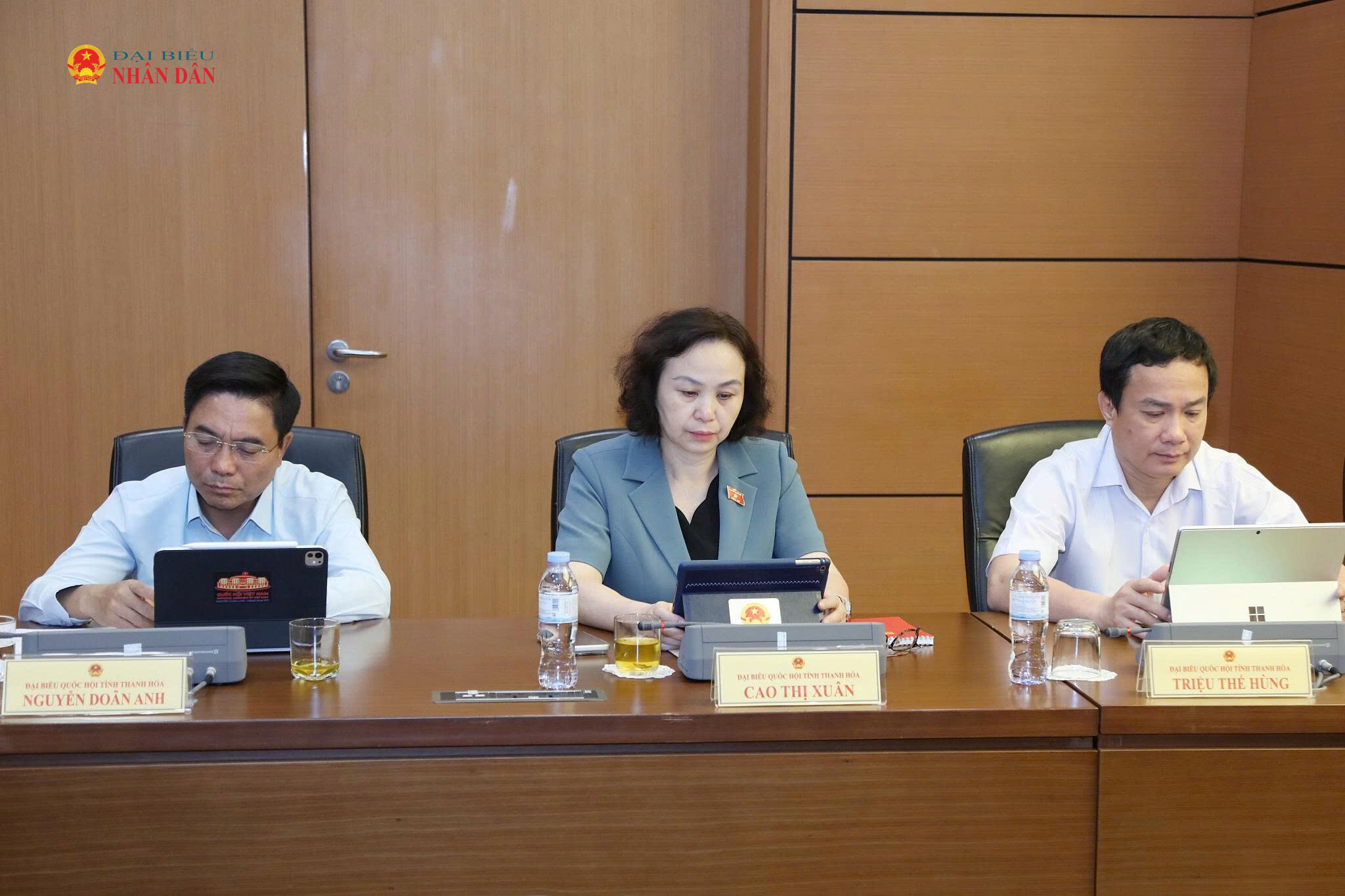 Các ĐBQH tham dự thảo luận tại tổ. Ảnh: An Nhiên