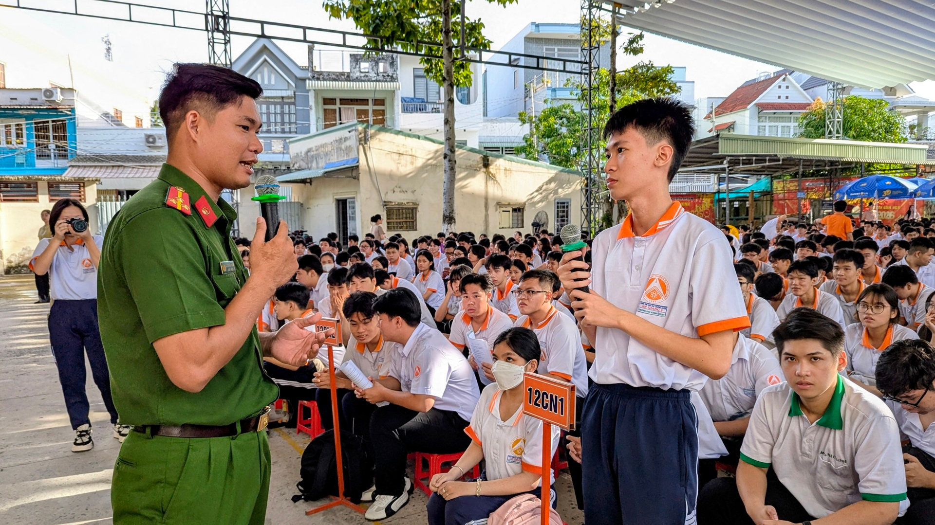 Cán bộ công an PCCC và CNCH giao lưu với các em học sinh xung quanh các kiến thức và kỹ năng về PCCC
