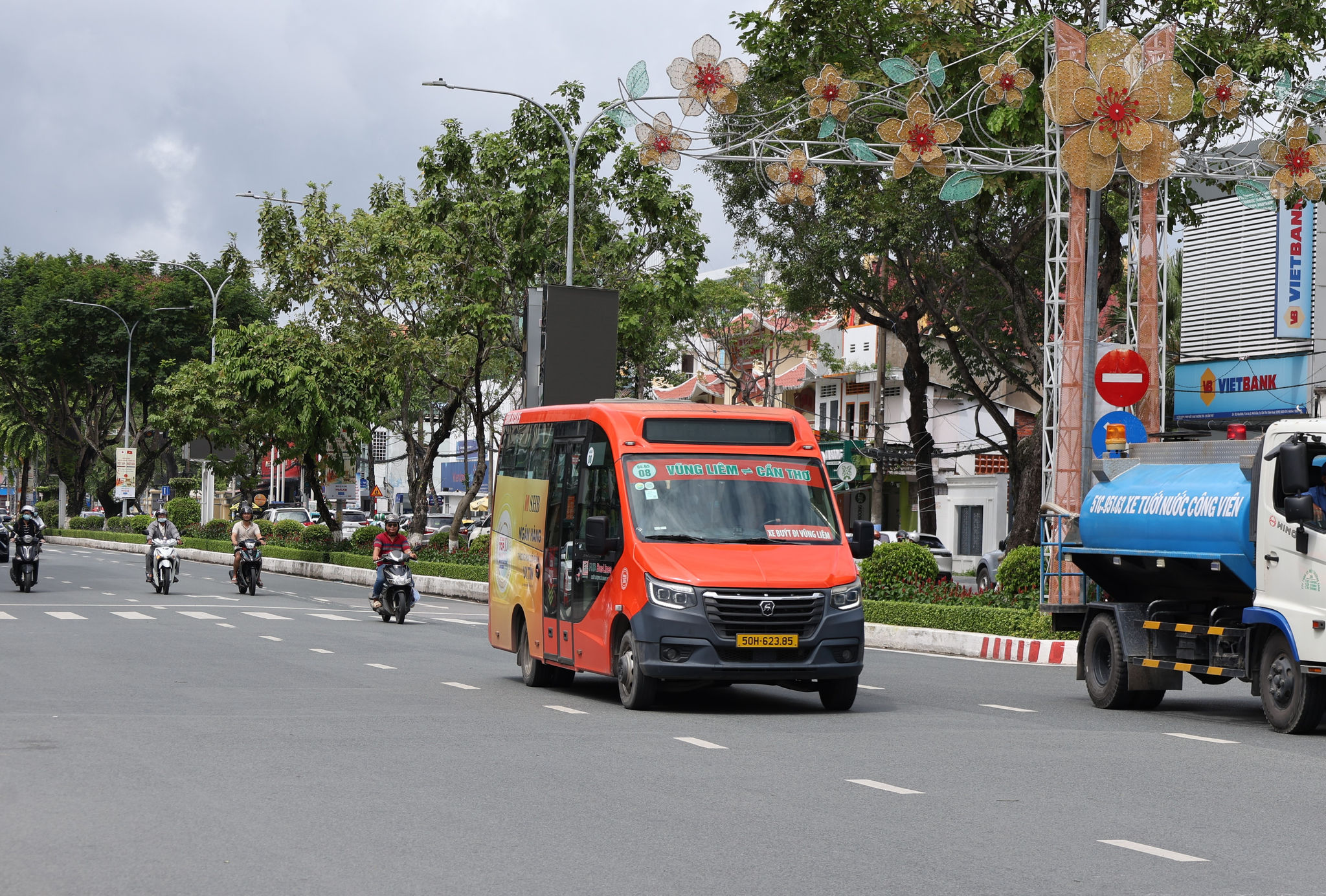 Với dòng xe buýt mini nhỏ gọn, hiện đại, xe buýt đang kết nối vùng ven với đô thị, giúp người dân đi lại thuận tiện hơn