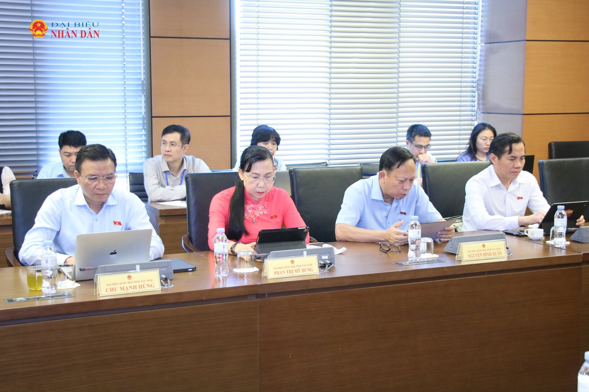 Các đại biểu tham dự thảo luận tổ. Ảnh: Đắc Trường