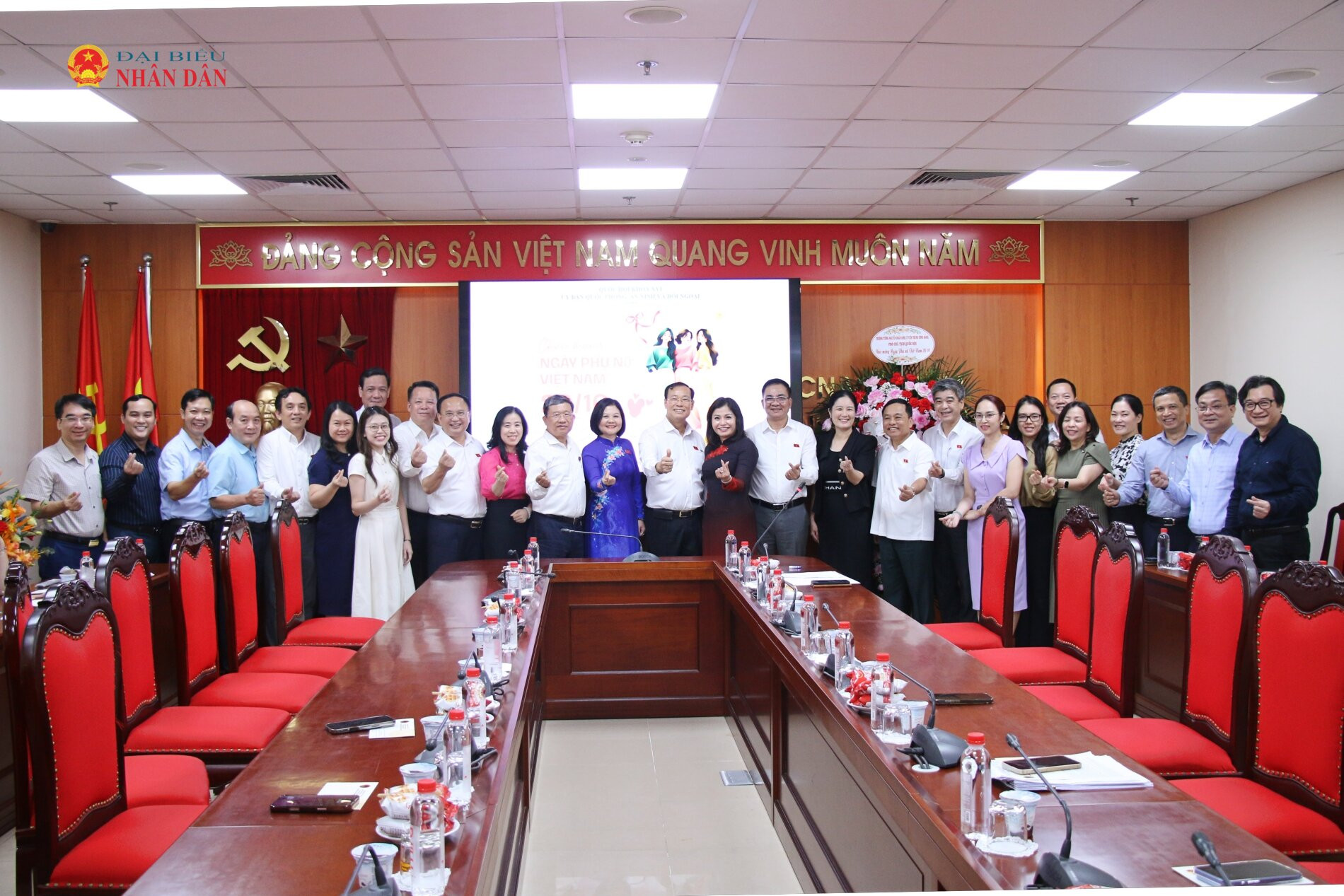 Các đại biểu chụp ảnh lưu niệm