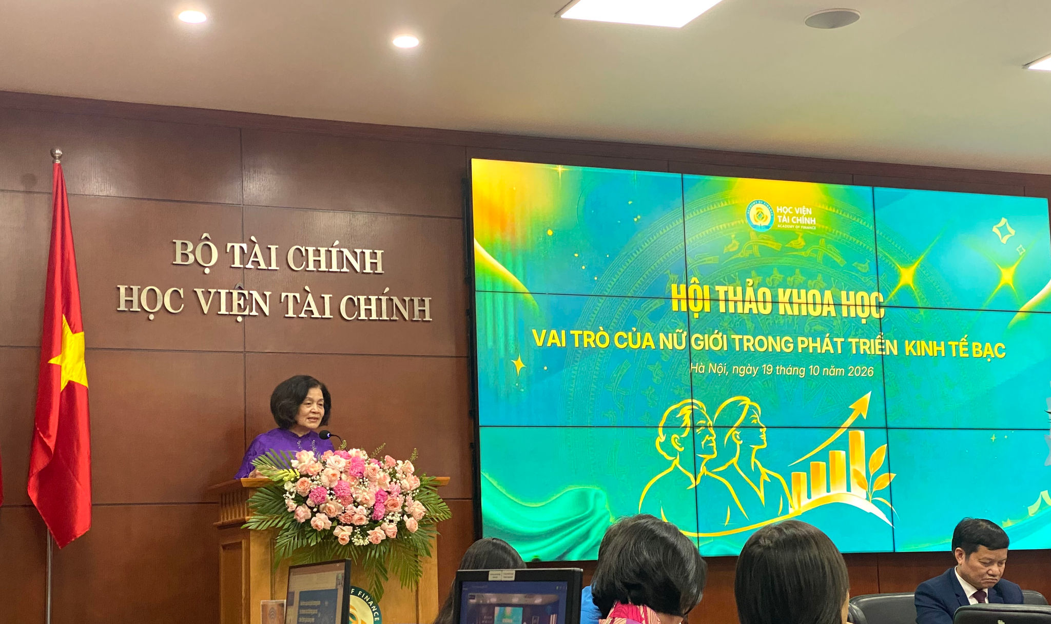 ThS. Nguyễn Thị Tư, Ủy viên Ban thường vụ, Trưởng Ban Kiểm tra Hội Người cao tuổi Việt Nam phát biểu tại Hội thảo