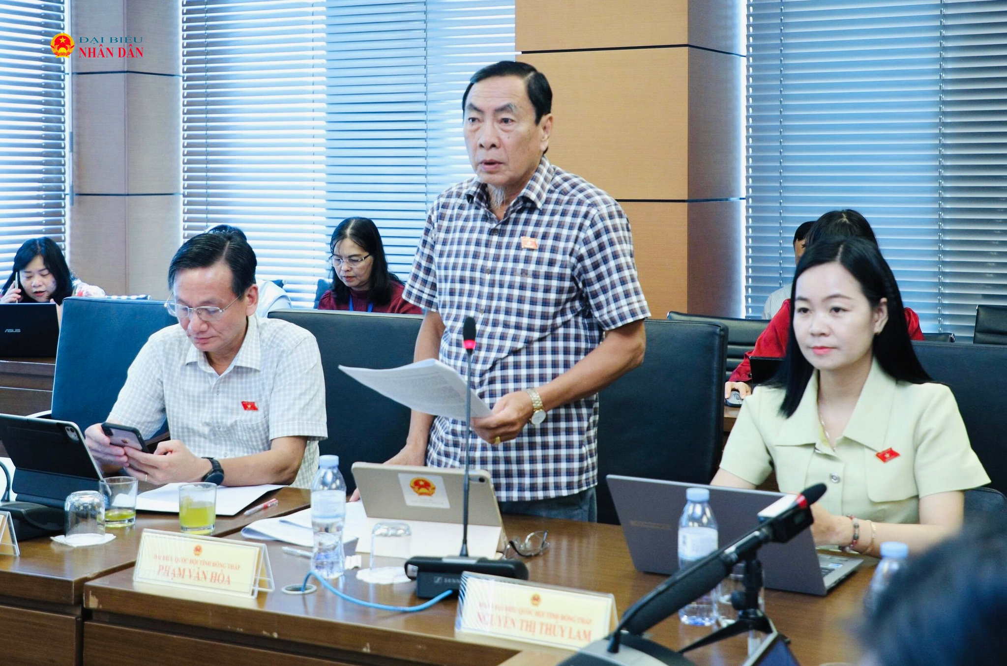 ĐBQH Phạm Văn Hoà (Đồng Tháp) phát biểu.