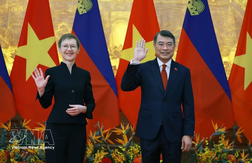 Vietnamese Prime Minister Le Minh Hung (right) and Liechtenstein Prime Minister Brigitte Haas (Photo: VNA)