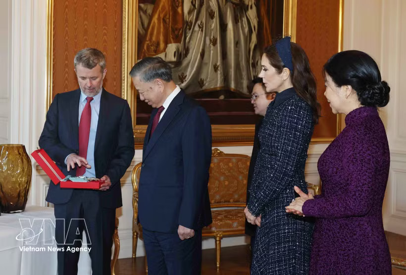 King Frederik X (L) presents the Order of the Elephant to General Secretary of the Communist Party of Vietnam Central Committee and President To Lam (second from left). (Photo: VNA)