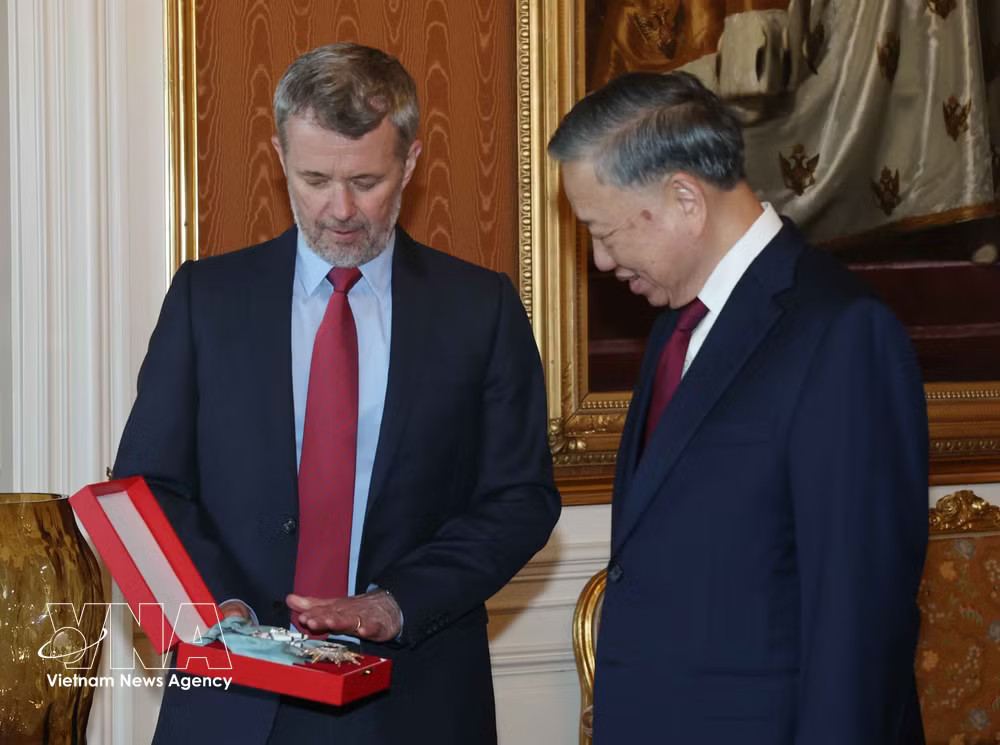 King Frederik X (L) presents the Order of the Elephant to General Secretary of the Communist Party of Vietnam Central Committee and President To Lam. (Photo: VNA) vnanet-order2.jpg