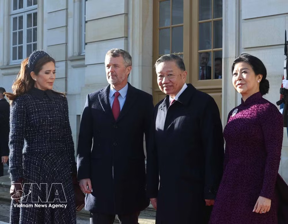 General Secretary of the Communist Party of Vietnam Central Committee and President To Lam (second from right) and his spouse Ngo Phuong Ly meet with King Frederik X and Queen Mary. (Photo: VNA) vnanet-king-2.jpg