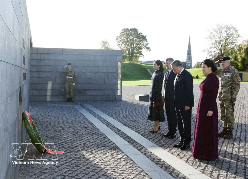 General Secretary of the Communist Party of Vietnam Central Committee and President To Lam (second, right) and his spouse Ngo Phuong Ly, together with King Frederik X (second, left) and Queen Mary of Denmark, lay a wreath at the Monument for Denmark's International Effort Since 1948 (Danish Heroes' Memorial) in the Kastellet fortress in Copenhagen on October 19 morning (local time). (Photo: VNA)