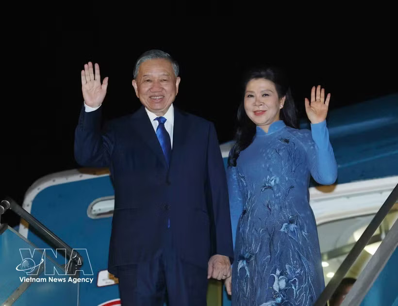 General Secretary of the Communist Party of Vietnam Central Committee and President To Lam, his spouse Ngo Phuong Ly, and a high-ranking Vietnamese delegation leave Hanoi on October 19 for a state visit to Denmark and official visits to the European Union and Belgium. (Photo: VNA)