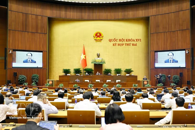 Minister of Justice Hoang Thanh Tung presents the Government’s proposal on the draft revised Law on Asset Auction at the ongoing second session of the 16th-tenure NA on October 19, 2026. (Photo: VNA)