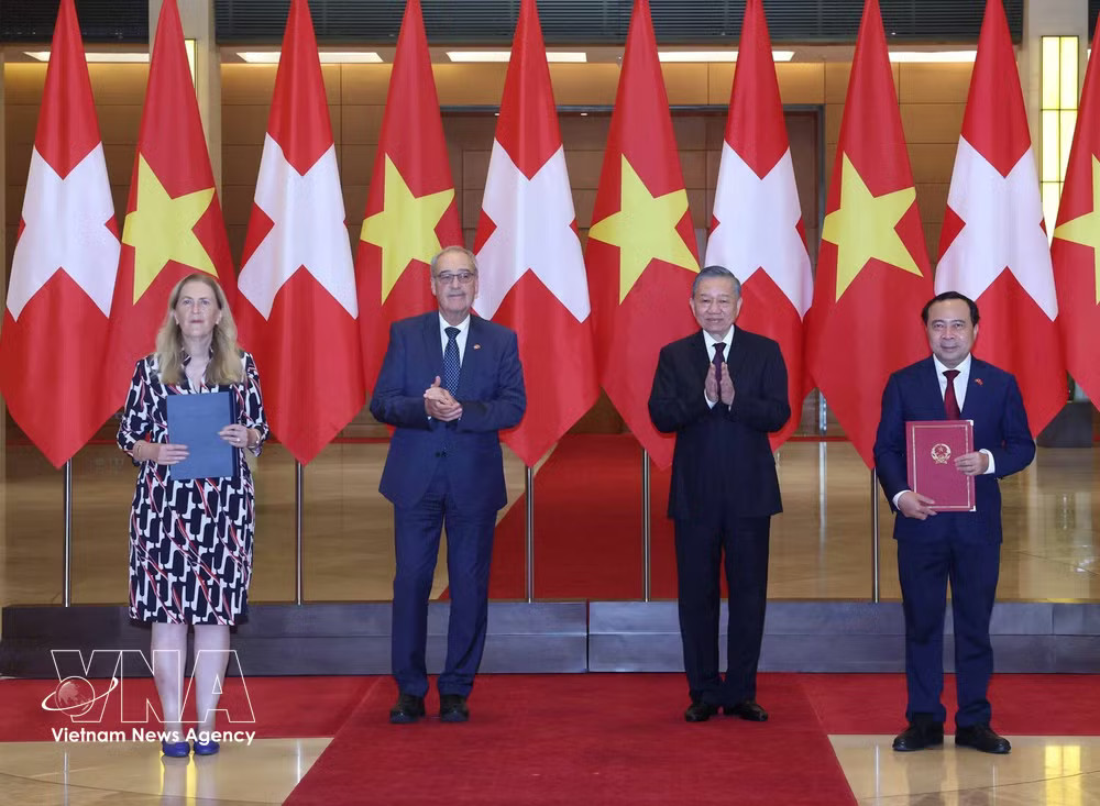 General Secretary of the Communist Party of Vietnam Central Committee and President To Lam and Swiss President Guy Parmelin witness the exchange of cooperation agreements between the two countries on October 17, 2026. (Photo: VNA) vnanet_potal-tong-bi-thu-chu-tich-nuoc-to-lam-va-tong-thong-thuy-si-chung-kien-trao-van-kien-hop-tac-giua-hai-nuoc-9094761.jpg
