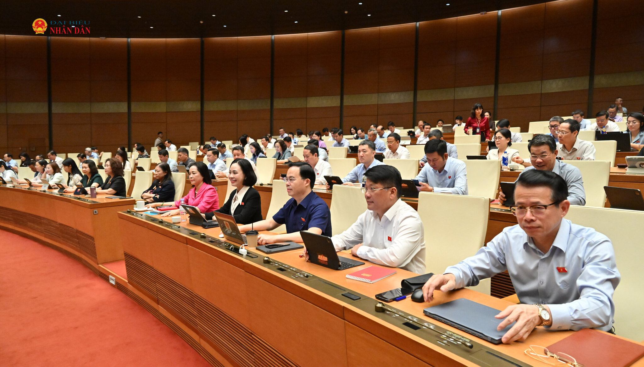 Phó Chủ tịch Quốc hội Nguyễn Thị Thanh và các đại biểu tham dự phiên họp