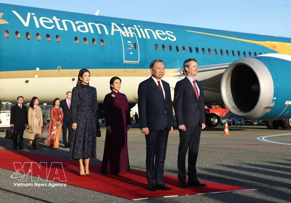 vnanet_potal-le-don-tong-bi-thu-chu-tich-nuoc-to-lam-va-phu-nhan-tham-cap-nha-nuoc-toi-dan-mach-9097944-1.jpg