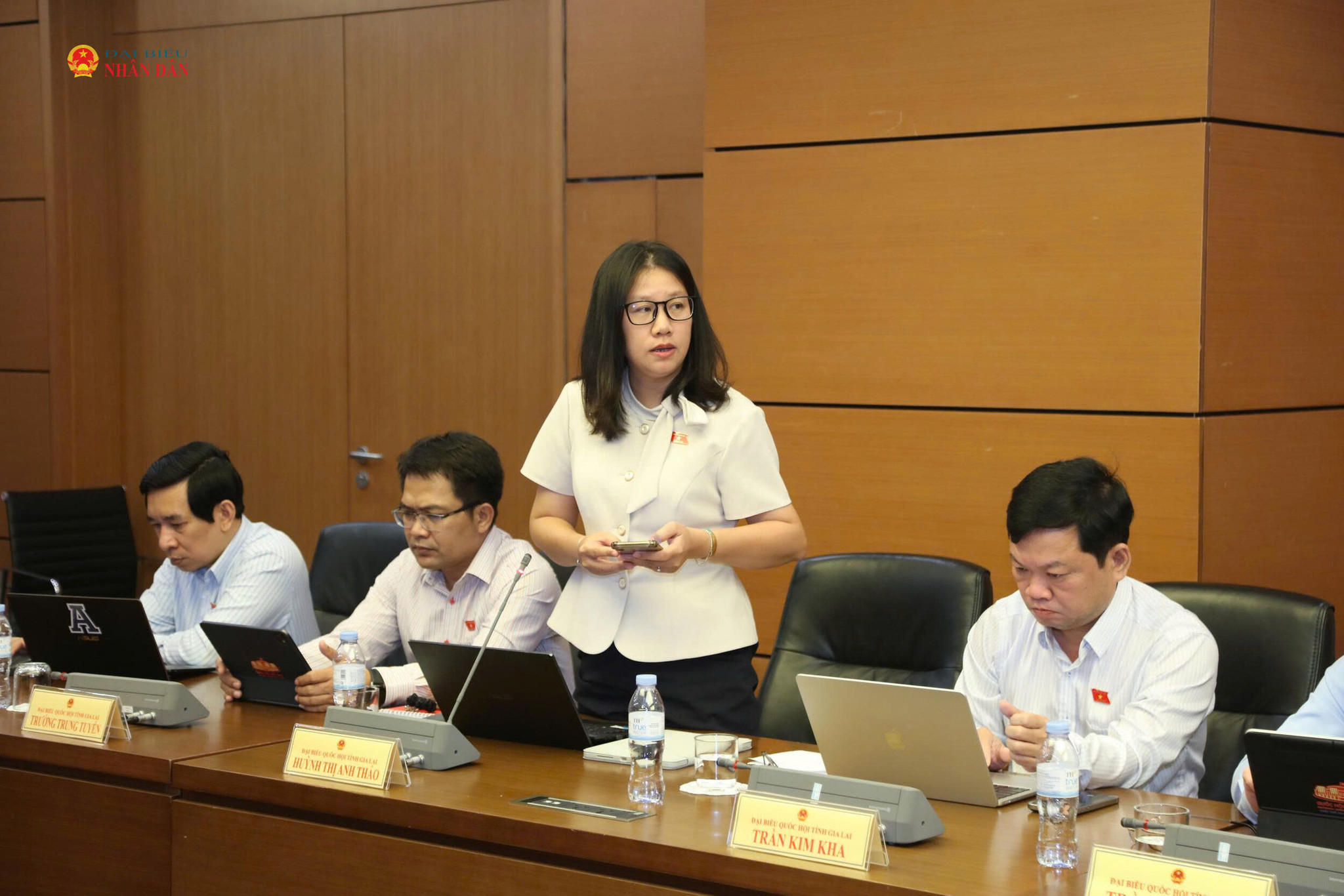 ĐBQH Huỳnh Thị Anh Thảo (Gia Lai) phát biểu thảo luận tổ
