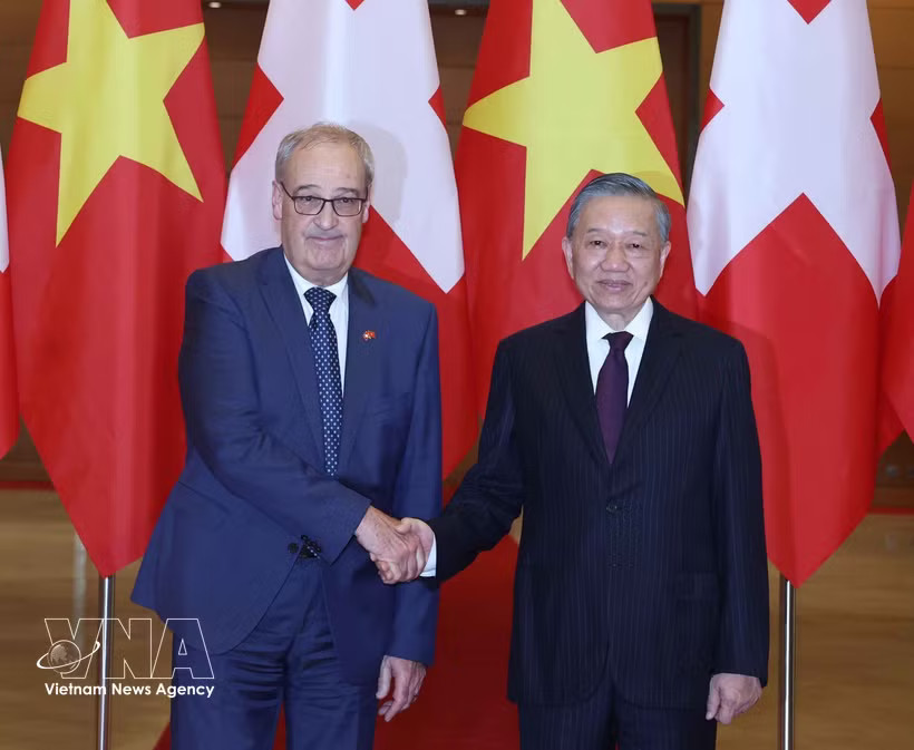 General Secretary of the Communist Party of Vietnam Central Committee and President To Lam (R) and Swiss President Guy Parmelin at their meeting in Hanoi on October 17, 2026 (Photo: VNA)