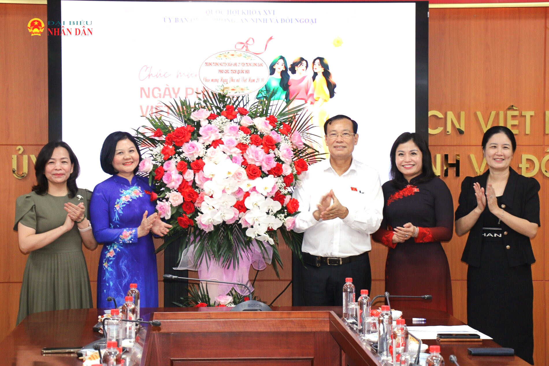Chủ nhiệm Ủy ban Thượng tướng Lê Tấn Tới đã trao lẵng hoa chúc mừng của Phó Chủ tịch Quốc hội, Thượng tướng Nguyễn Doãn Anh tới các nữ cán bộ đang công tác tại Uỷ ban